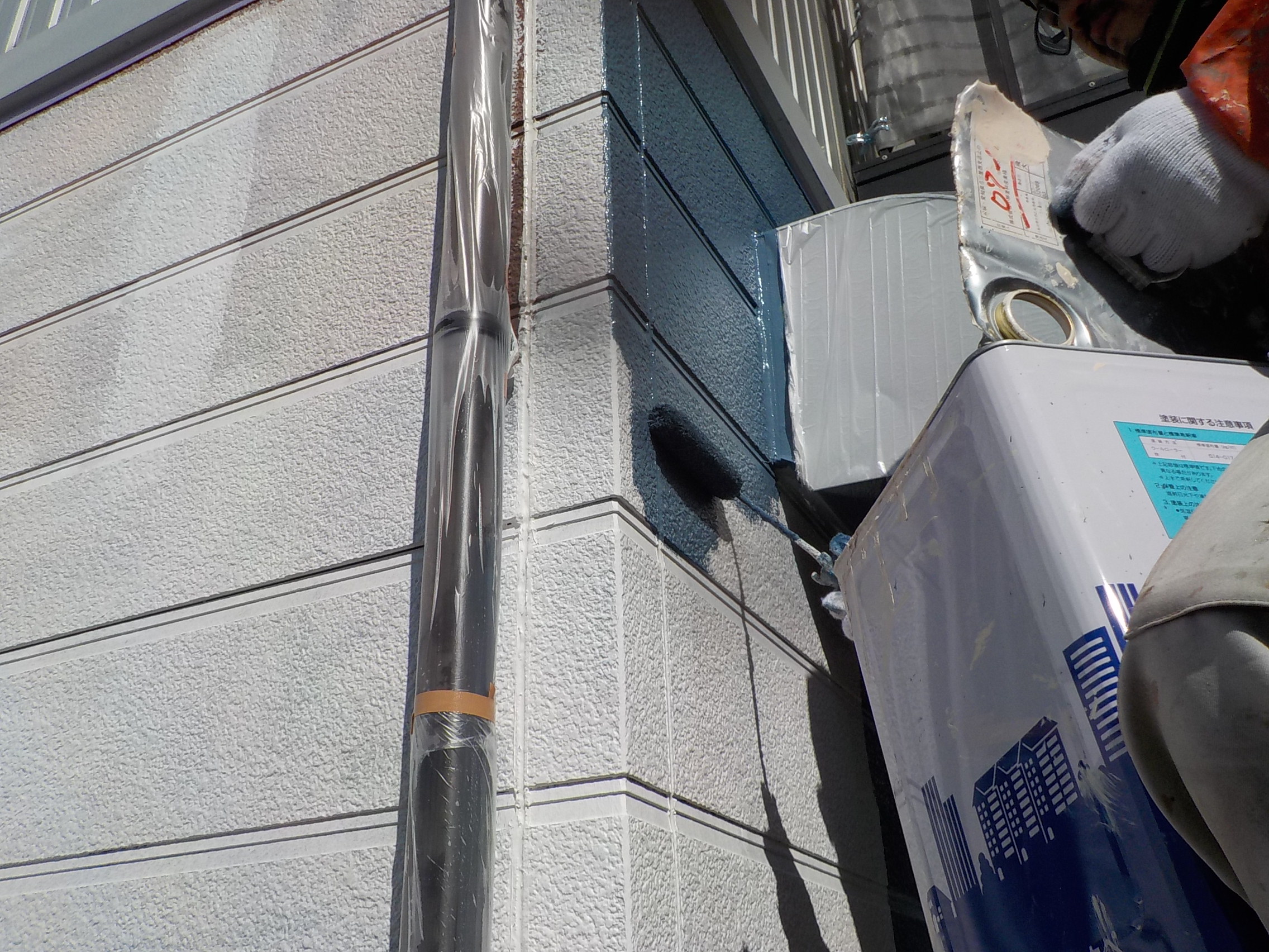 豊川市　白×ブルー系　シンプル住宅　外壁塗装　施工例　外壁上塗り　イメージ